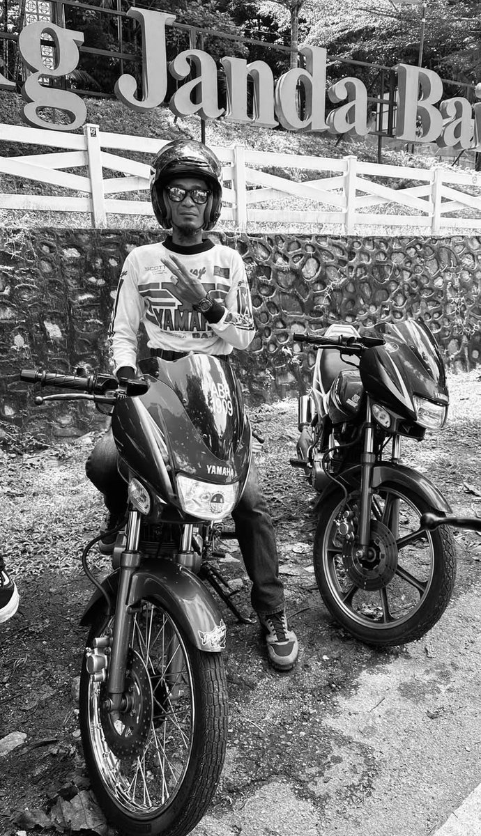 SinarOnline's tweet photo. Empat maut nahas konvoi RXZ: Lebih 30 penunggang motosikal terbabit, 20 cedera - Polis

Lebih 30 motosikal dipercayai berkonvoi terlibat dalam kemalangan mengorbankan empat penunggang motosikal Yamaha RXZ di Lebuhraya Pantai Timur 1 (LPT1) menghala ke Kemaman awal pagi Sabtu.

#sinarharian #konvoiRXZ #kemalanganmaut
