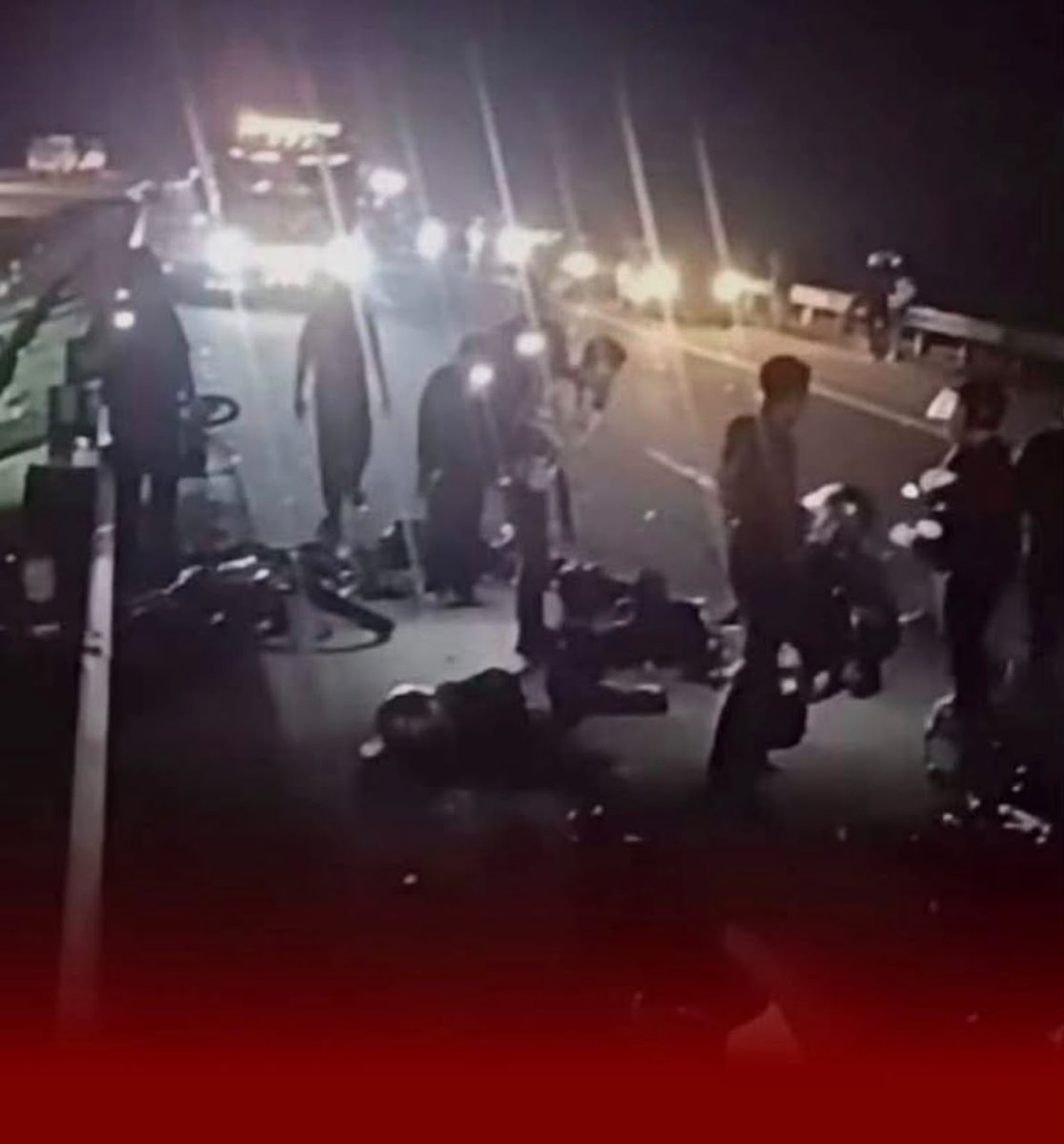 SinarOnline's tweet photo. Empat maut nahas konvoi RXZ: Lebih 30 penunggang motosikal terbabit, 20 cedera - Polis

Lebih 30 motosikal dipercayai berkonvoi terlibat dalam kemalangan mengorbankan empat penunggang motosikal Yamaha RXZ di Lebuhraya Pantai Timur 1 (LPT1) menghala ke Kemaman awal pagi Sabtu.

#sinarharian #konvoiRXZ #kemalanganmaut