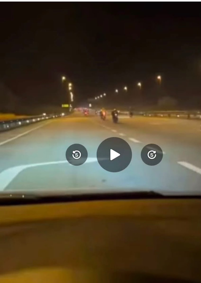 SinarOnline's tweet photo. Empat maut nahas konvoi RXZ: Lebih 30 penunggang motosikal terbabit, 20 cedera - Polis

Lebih 30 motosikal dipercayai berkonvoi terlibat dalam kemalangan mengorbankan empat penunggang motosikal Yamaha RXZ di Lebuhraya Pantai Timur 1 (LPT1) menghala ke Kemaman awal pagi Sabtu.

#sinarharian #konvoiRXZ #kemalanganmaut