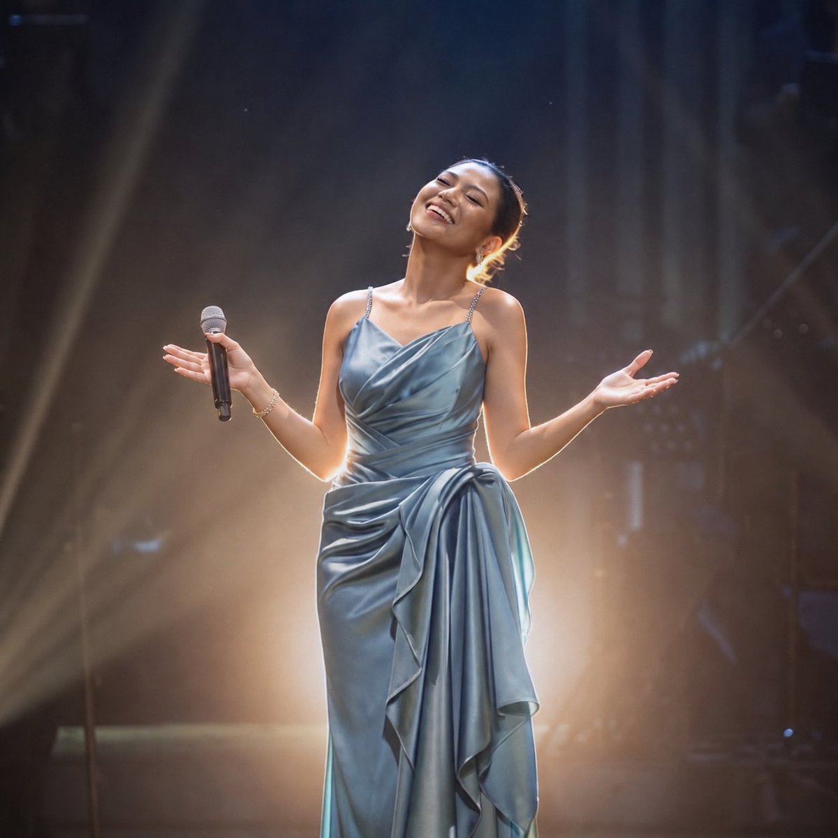 YourPhonenix's tweet photo. MoriMagic 🩵✨
#thenotebookthemusical #MorissetteAmon https://t.co/OriLXFOt7f