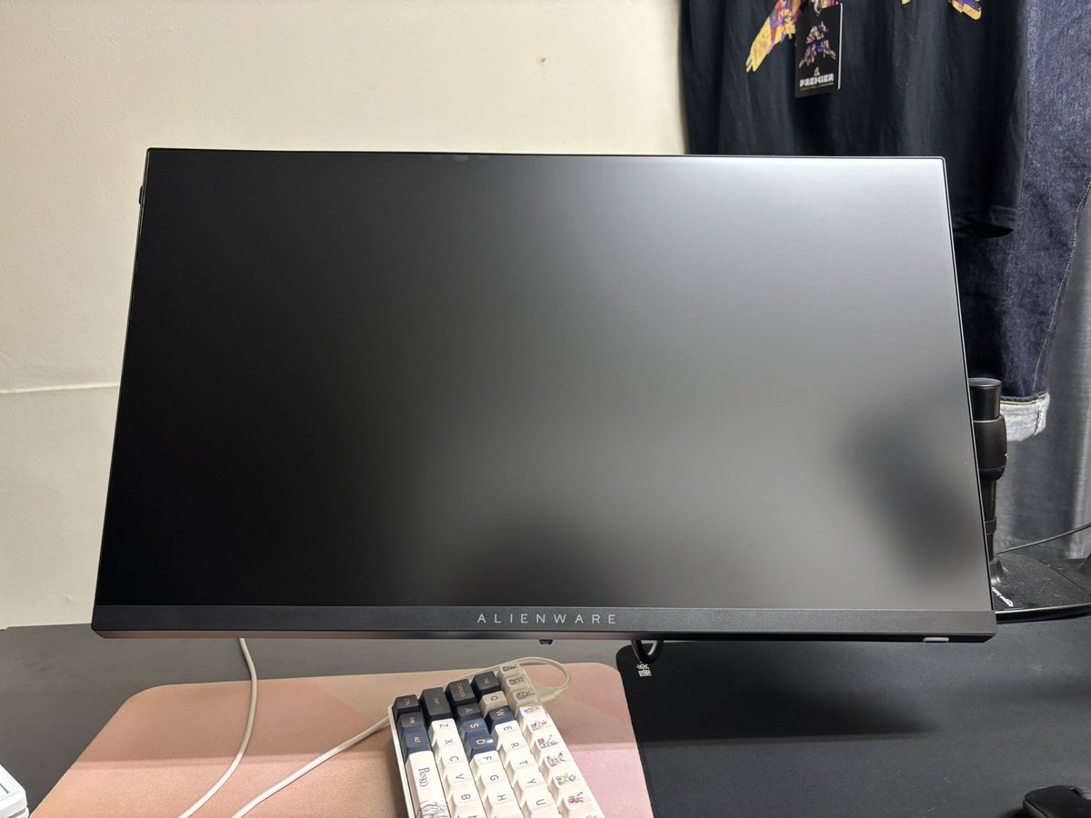 Blackmage__'s tweet photo. 新しく買った320hzモニターが届いたと同時に絶対に必要ないモニター4枚構成になってしまった https://t.co/sfq8NZ4AUs