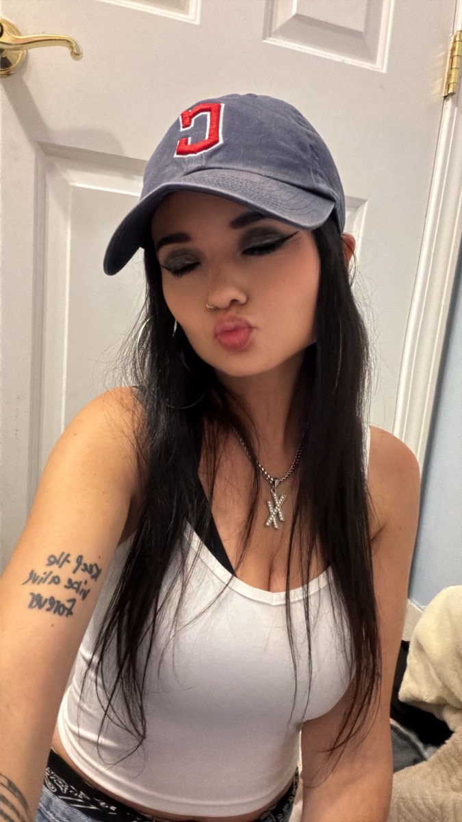 mgkcentral's tweet photo. found my cleveland hat so I thought why not - see yall soon ✌🏻 https://t.co/Pm9Y53sXRU