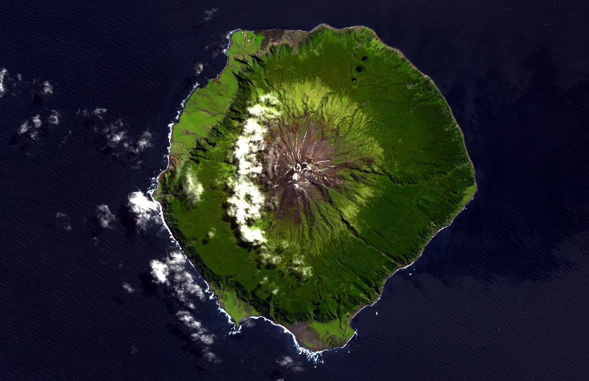 pierpi13's tweet photo. Nel cuore dell'Oceano Atlantico esiste un luogo che sembra fuori dal tempo. Tristan da Cunha è l'isola abitata più remota del pianeta: ospita circa 230 persone, un solo villaggio e nessun aeroporto. Per raggiungerla bisogna affrontare circa sei giorni di navigazione dal Sudafrica. Un angolo di mondo dove la natura domina ancora la vita quotidiana.