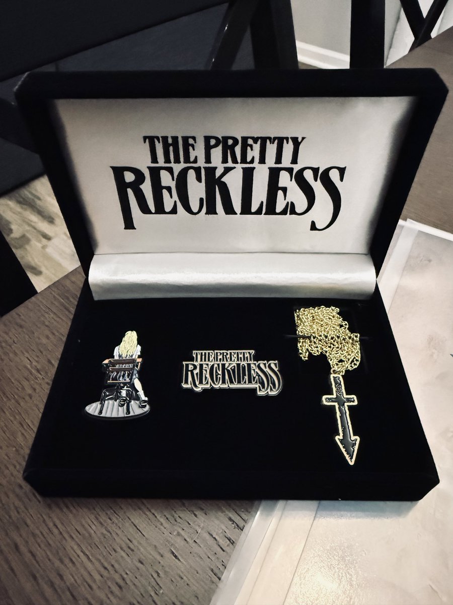 bleedthefreqk's tweet photo. VIP merch for the Dear God tour #ThePrettyReckless https://t.co/qAEQs3MsLS