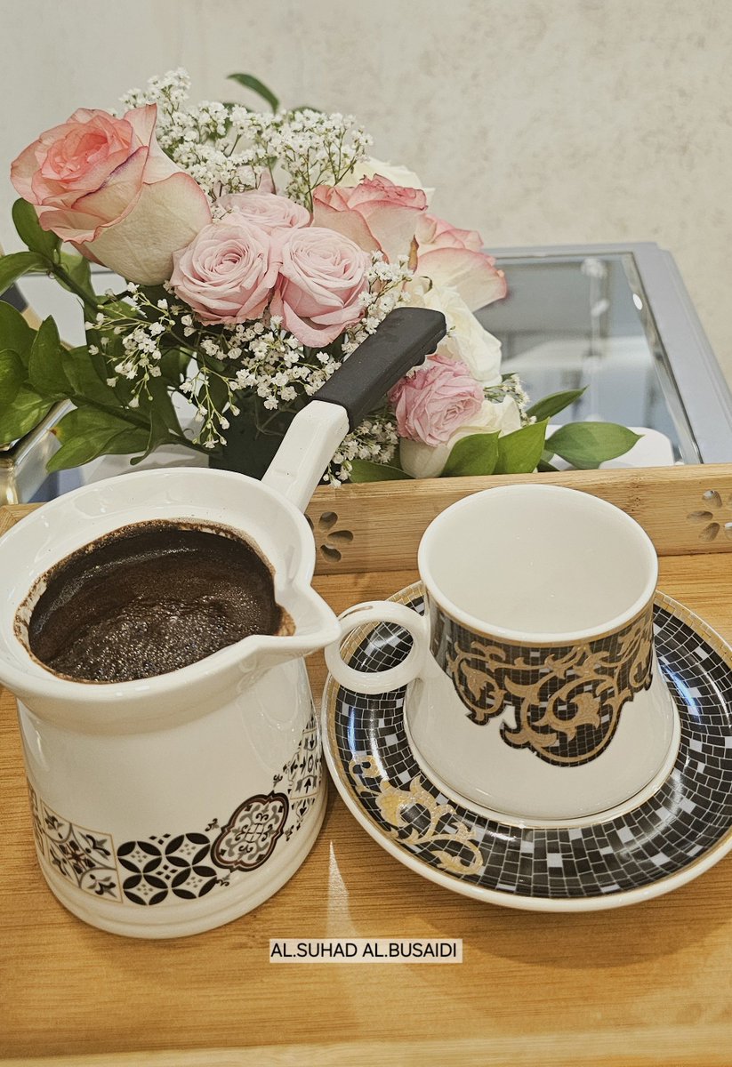 alsuhaad's tweet photo. مع تصاعدِ أولِ بخارٍ من فنجانِ القهوة، ينفصلُ المرءُ عن ضجيجِ الأمسِ ليدخلَ في هدنةٍ مقدسة مع النهار. لا نحتاجُ في هذا #الصباحِ إلى جردِ حساباتِ الخسائر، انما إلى يقينٍ يملأُ الفراغاتِ الصامتةَ فينا. 
الأشياءُ التي رحلتْ أخلتْ أماكنَها لولاداتٍ جديدة، والدروبُ لا تضيقُ إلا بمَن توقّفَ عن السير. 
صباحُ العودةِ إلى الذات، وترتيبِ الأولوياتِ بكثيرٍ من الهدوءِ وقليلٍ جداً من العتاب.

#صباح_الخير_والسعادة_للجميع