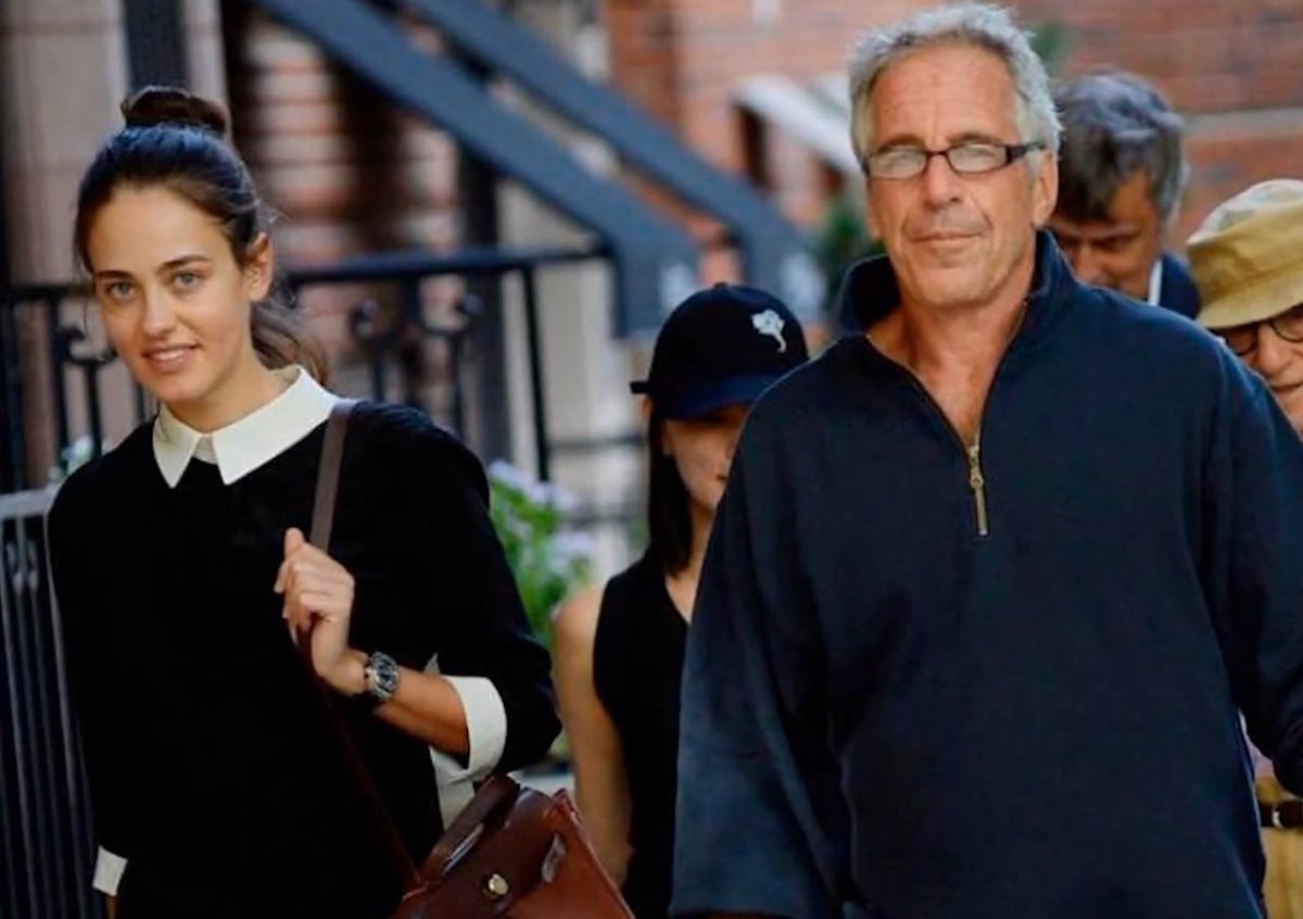 silupescu's tweet photo. Perché Svetlana Pozhidaeva, l'intima collaboratrice di Epstein che fin in dal 2008 curava i suoi incontri riservati con gente del calibro di Bill Gates, Rotschild ed Ehud Barak, è precipitosamente ritornata a Mosca dopo la sua morte e ora vive là con un altro nome? https://t.co/U1B07RHD5l