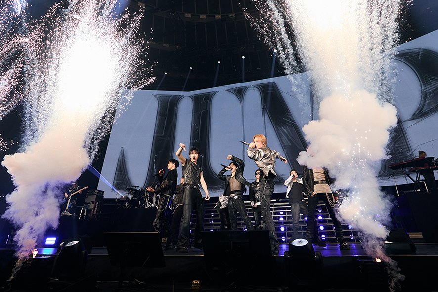 oricon's tweet photo. 『TREASURE THE STAGE 2026 NEW WAV：LIVE IN JAPAN』

TREASURE、大阪城ホール公演で2.2万人熱狂🔥
スペシャルユニットステージも

🔻ライブ写真到着📷
https://t.co/6vaSXSf9bz

#TREASURE https://t.co/mKRmpdGQzY