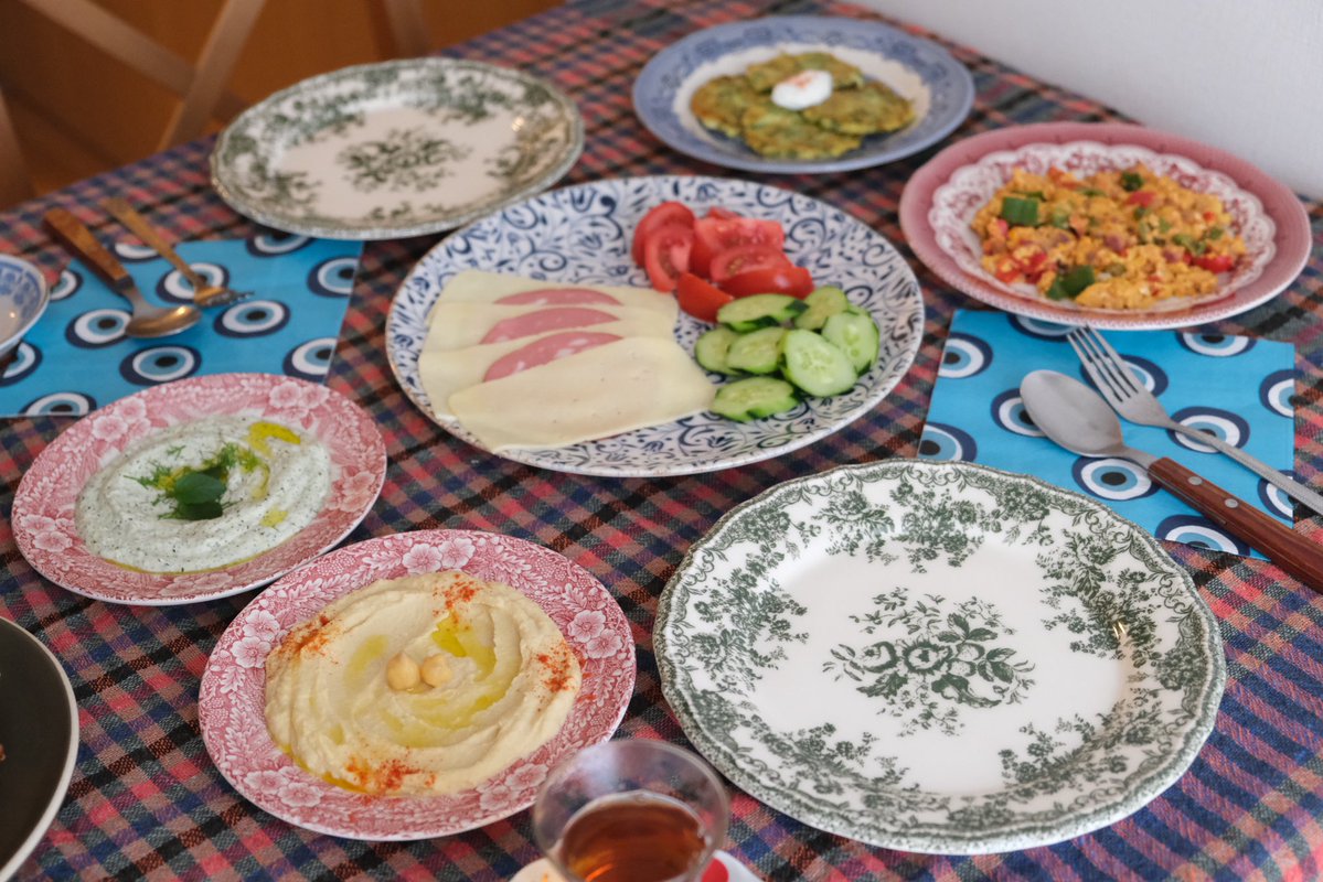 chuncai4's tweet photo. トルコ式朝ごはん(Kahvaltı)しようと思ったけど料理ダラダラやってたら結局昼ごはんになっちゃった🧿しかもオリーブ盛り忘れてるな🫒 https://t.co/Hnf7OU1jEo