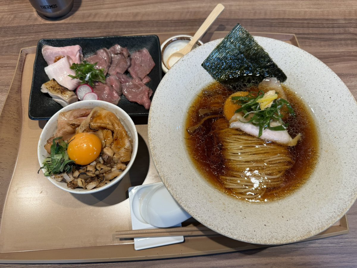 tak_music's tweet photo. お昼は小布施のたか野さんの和牛中華蕎麦と炙りチャーシュー混ぜご飯です🍜 https://t.co/AMLEwrtI3n