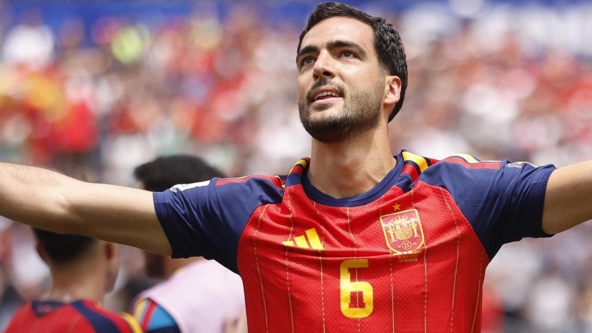 juanssanchez02's tweet photo. Análisis:
España 🇪🇸  2 - 1 🇧🇪 Bélgica

Un partido muy flojo la verdad, sin embargo este mundial también está demostrando las cargas físicas de los jugadores durante la temporada, los dos equipos salieron a lo esperado, pero Bélgica se encerró mucho a esperar a España, sabiendo que a mi parecer tenían con que buscar el partido, España si bien controla el partido con el balón, las pocas veces que Bélgica salió a buscarlo le hizo daño y eso fueron más o menos 10 minutos de todo el partido.

No podemos seguir dudando de la grandeza de Courtois, apenas se lesionó Bélgica perdió el partido, pero no podemos encasillarnos en eso, también nos deja ver el bajo rendimiento de Pedri y el problema con las lesiones que tiene España con lo de Nico Williams, vamos a ver cómo le sientan estos días de descanso y ver que van a proponer en semifinales, por ahora España cumplió, debiendo futbol, pero cumplió con lo que se esperaba.