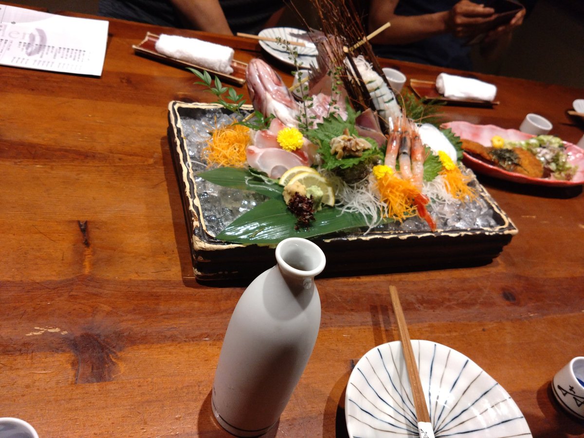 e_uphoricfieldf's tweet photo. 昼から日本酒20種類くらい飲み比べててぶっ倒れそう https://t.co/0PsTEA0Dz6