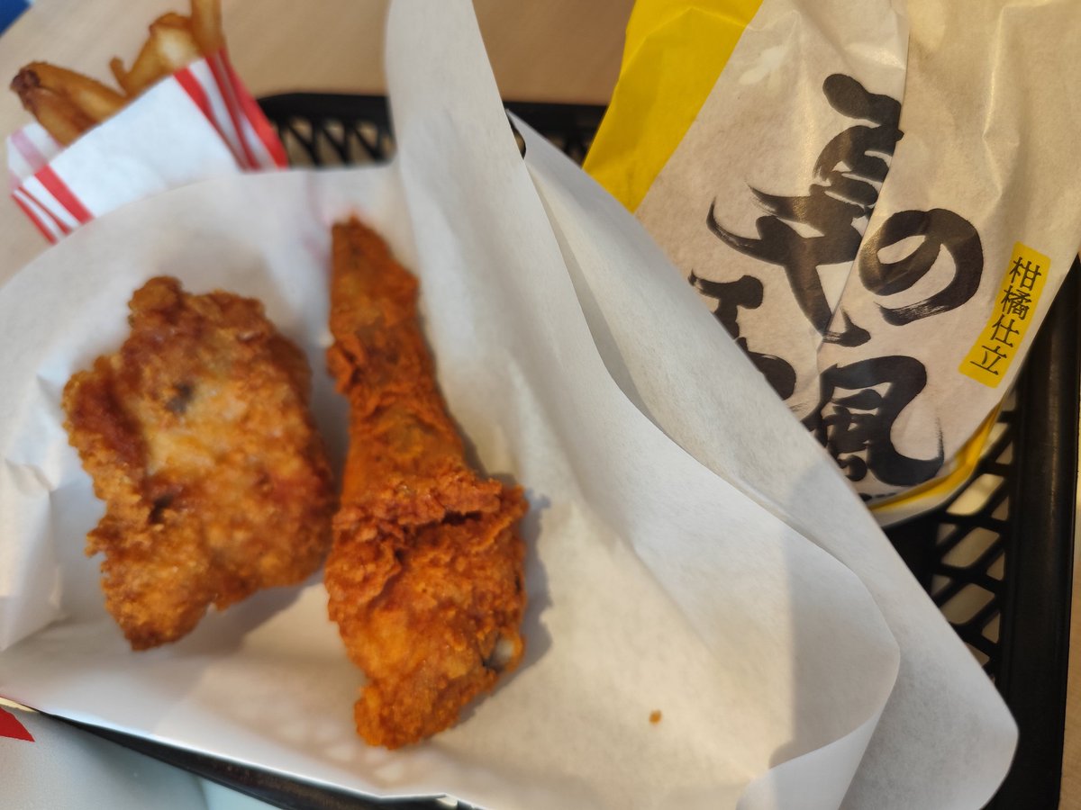 Tosapen_Line's tweet photo. ケンタで夏のレモン竜田とハバネロとハラペーニョチキン1個ずつ堪能！
もっと辛味強くても良かったな。個体差かもしれんけど。 https://t.co/L381Esj7fg