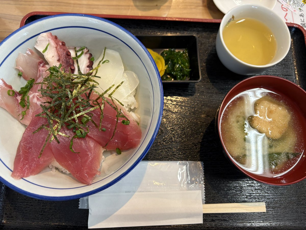 right0105's tweet photo. 父の故郷・古仁屋でお墓参りの後、せとうち海の駅で海鮮丼ランチ🐟このセットで1,000円！最高すぎるーーー😍 https://t.co/gPlrT4SRxi