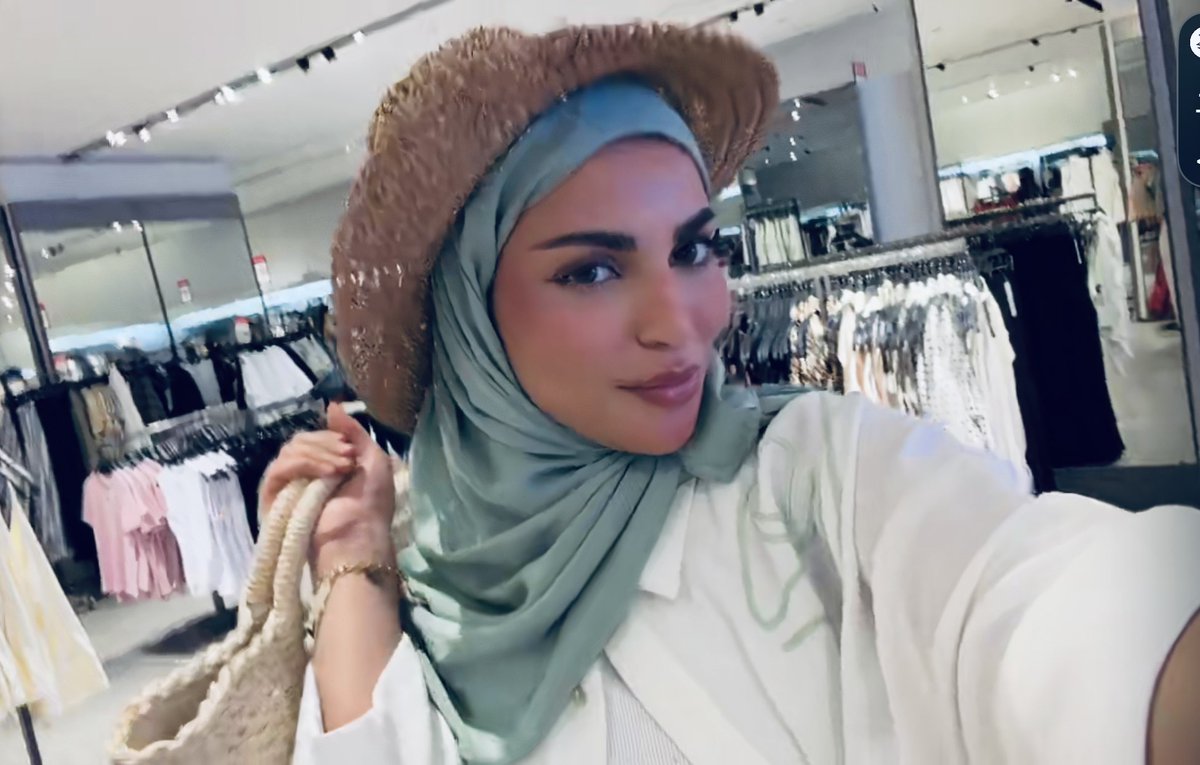 Eman8707's tweet photo. #كادي_الجريسي_اندونيسيا 
🏝️👒🤍 https://t.co/cwVT0xkKJ1