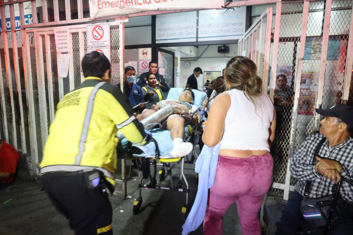 BVoluntariosGT's tweet photo. 🚨ATAQUE ARMADO🚨

📍Avenida Totonicapan,Chinautla 

Se traslada un hombre de aprox 25 años con múltiples  heridas producidas por arma  de fuego

La estabilizacion fue brindada por técnicos en urgencias medicas de la #122cia

#75AÑOSCVB https://t.co/ZXomEJotDk