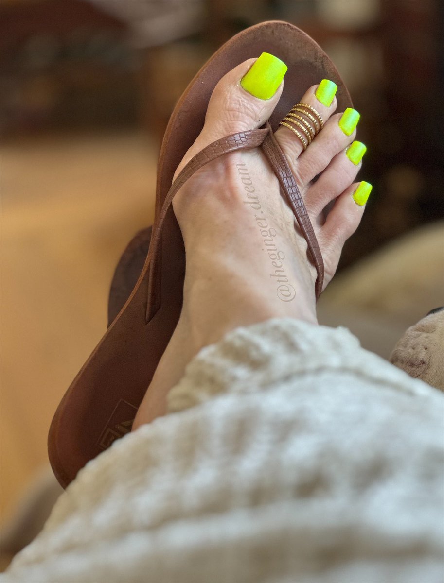 theginger_dream's tweet photo. Who likes yellow highlighter 🤣🤣🤣 #neon #neonyellow #nails https://t.co/DbfdZtkq1N