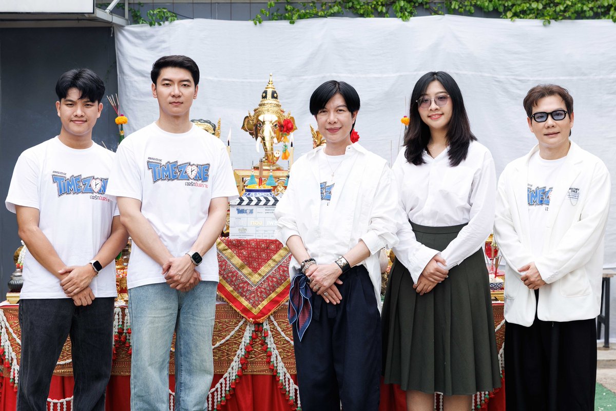 around_ent's tweet photo. Star Hunter ปลุกตำนานซีรีส์วายวัยเรียน! ส่ง “TIMEZONE เขตรักอันตราย” ย้อนหัวใจรักครั้งแรก ปั้นนักแสดงหน้าใหม่ยกเซ็ต

TIME ZONE WORSHIP
#TIMEZONEบวงสรวง #TIMEZONEเขตรักอันตราย 
#TimeZoneTheSeries #เขตรักอันตราย 

อ่านข่าวเพิ่มเติม
📍https://t.co/FGHFoO2ucU

“TIMEZONE เขตรักอันตราย” พร้อมพาผู้ชมย้อนกลับไปสัมผัสความทรงจำของรักครั้งแรก ผ่านเรื่องราวการเติบโต มิตรภาพ และความรัก ที่อาจเกิดขึ้นกับทุกคนในช่วงวัยมัธยม เตรียมติดตามได้เร็ว ๆ นี้ จาก Star Hunter Entertainment