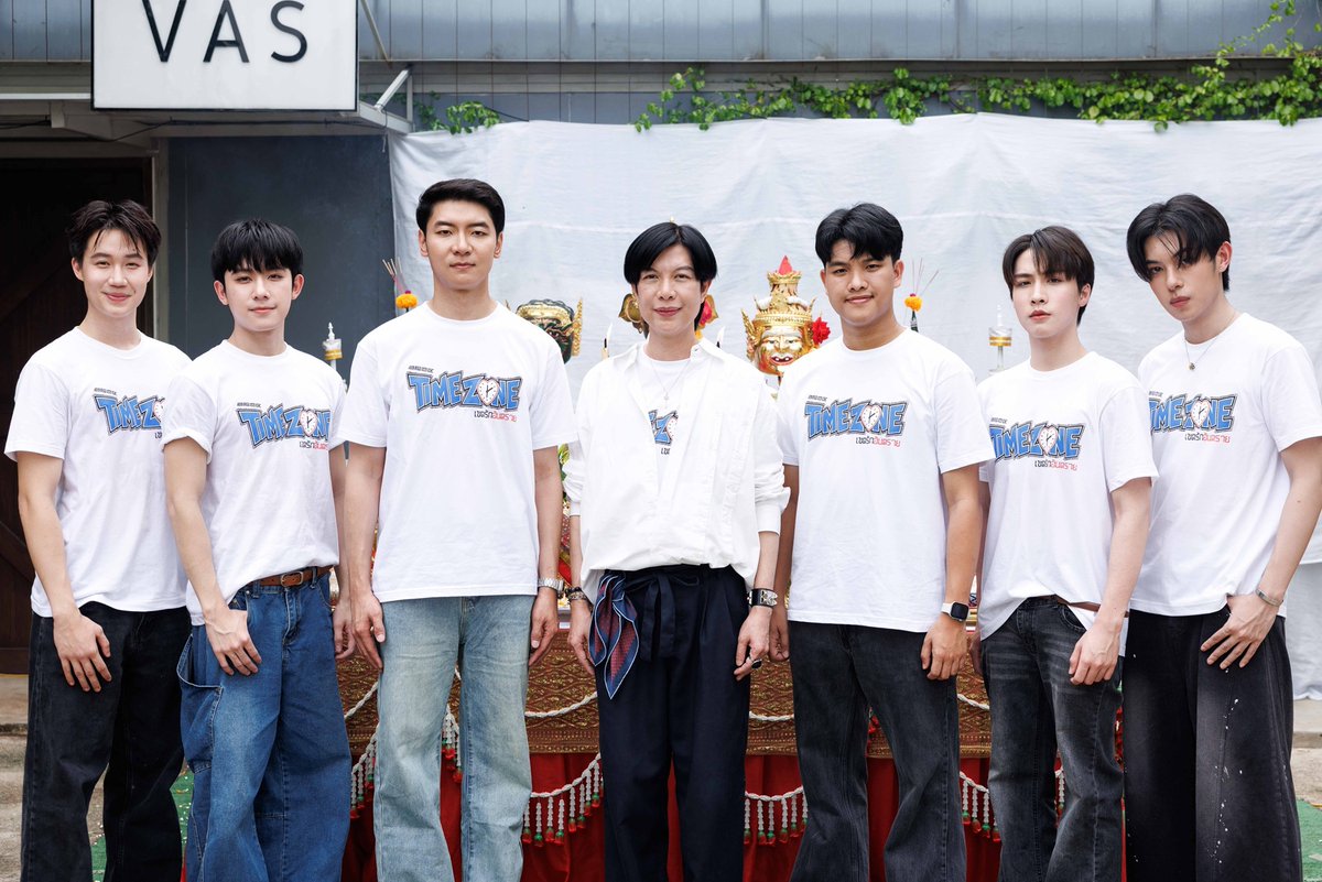 around_ent's tweet photo. Star Hunter ปลุกตำนานซีรีส์วายวัยเรียน! ส่ง “TIMEZONE เขตรักอันตราย” ย้อนหัวใจรักครั้งแรก ปั้นนักแสดงหน้าใหม่ยกเซ็ต

TIME ZONE WORSHIP
#TIMEZONEบวงสรวง #TIMEZONEเขตรักอันตราย 
#TimeZoneTheSeries #เขตรักอันตราย 

อ่านข่าวเพิ่มเติม
📍https://t.co/FGHFoO2ucU

“TIMEZONE เขตรักอันตราย” พร้อมพาผู้ชมย้อนกลับไปสัมผัสความทรงจำของรักครั้งแรก ผ่านเรื่องราวการเติบโต มิตรภาพ และความรัก ที่อาจเกิดขึ้นกับทุกคนในช่วงวัยมัธยม เตรียมติดตามได้เร็ว ๆ นี้ จาก Star Hunter Entertainment