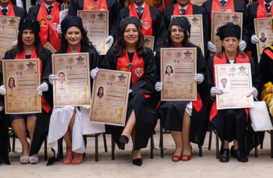 ToroBolito1971's tweet photo. PARA SU INFORMACIÓN las 14 Universidades se cerraron  luego de un proceso de evaluación 
Tuvieron tiempo de subsanar las deficiencias, no cumplieron  y se cerraron... 
Oiga @InesAlarconOk ¿Cómo se hace para que los de ADN consignan el Honoris Causa en la misma universidad? https://t.co/MdAd9FleaV
