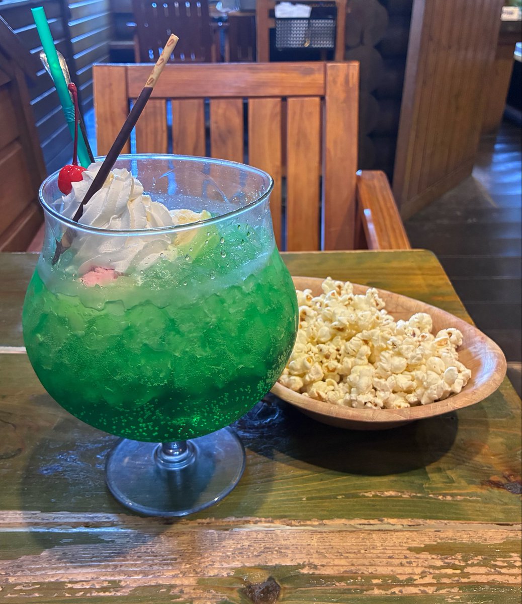 Akira_F93's tweet photo. 今日も暑いなぁ🥵
久しぶりに童心に帰りクリームソーダでも
と、思ったら・・・カオスでした(苦笑
#クリームソーダ https://t.co/1Fu5bJRnW3