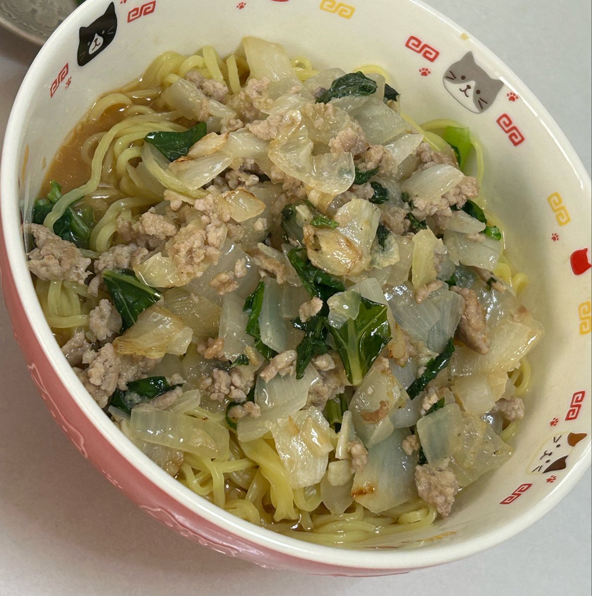 tarosuke122425's tweet photo. 7/11は
ラーメンの日🍜
ですので

某漫画に出てきた、味噌ラーメンを真似てみました🍜
卵🥚入れ忘れましたが💦
玉ねぎや蕪の葉や焦げ目つけた豚ひき肉やニンニクスライスやおろし生姜を炒めたもの、味噌ラーメンと相性良かったです🧅🫚🧄 https://t.co/BvgEl7jT3K