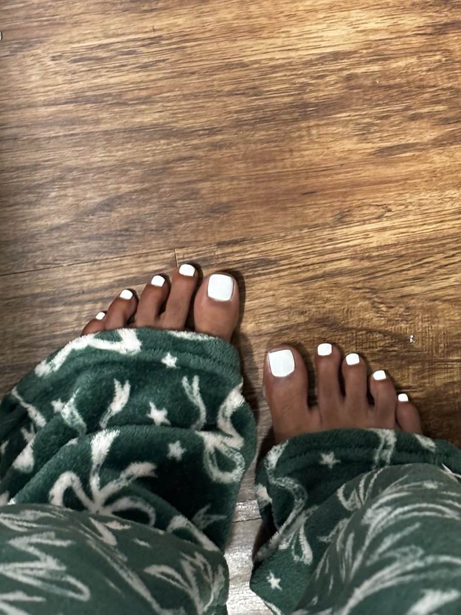 ExpensiveAngelx's tweet photo. These pretty Goddess feet are worth thousands ✨ Spoil Mommy like the good boy I know you are https://t.co/SKGUL3qudU