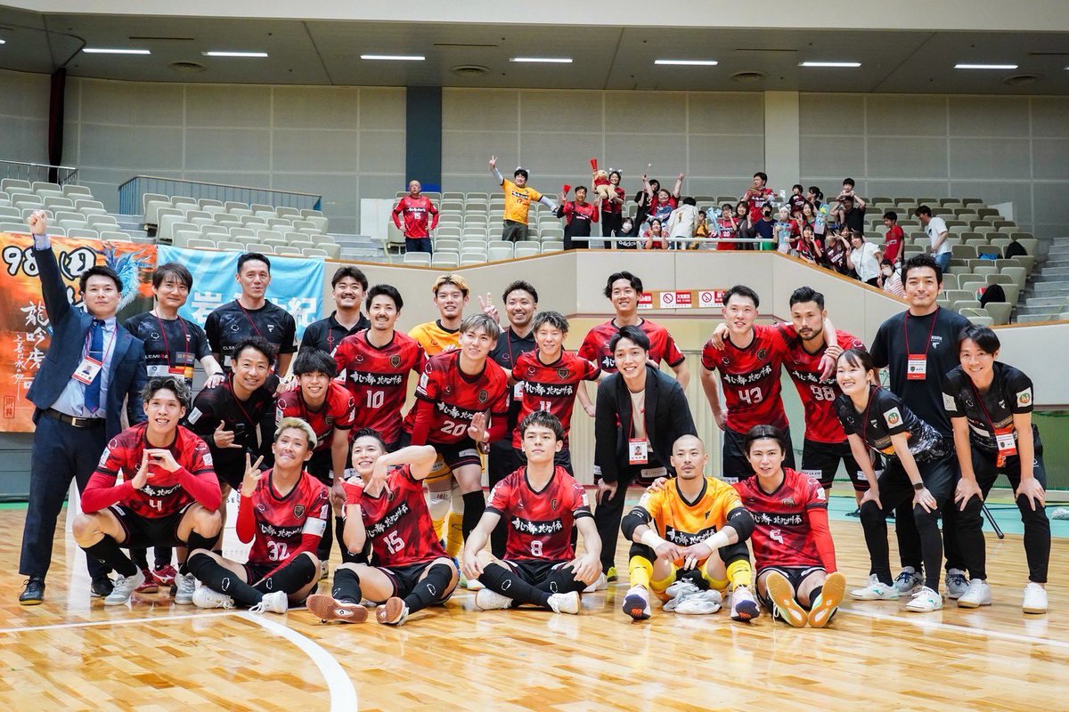 Isaac_kushiyama's tweet photo. ホーム初勝利!
雰囲気最高でした!
たくさんの応援ありがとうございました🔥🐺🙏
#ボルクバレット北九州
#メットライフ生命fリーグ
#futsal https://t.co/NaSVw7ukeF