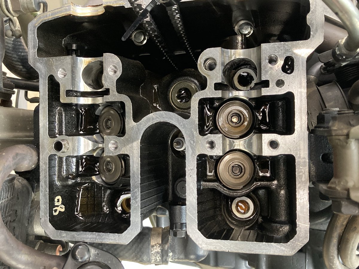 nodamk2's tweet photo. あっ…(そっ閉じ)

バルブクリアランスはインが下限気味の適正範囲だったけどカムチェーン交換したら冷間もチチチチいうからシム注文しないとな。
暑い… https://t.co/7kV0t4EZfv