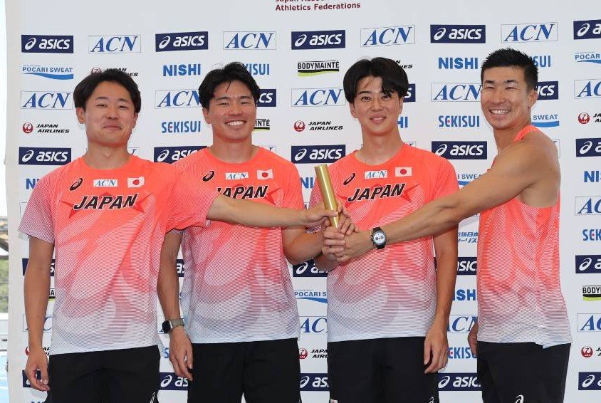 Getsuriku's tweet photo. ロンドンDLに出場する男子4×100mR代表の練習が公開！
今季は伝統のアンダーハンドからオーバーハンドパスにトライします！ https://t.co/V60dGjY50l