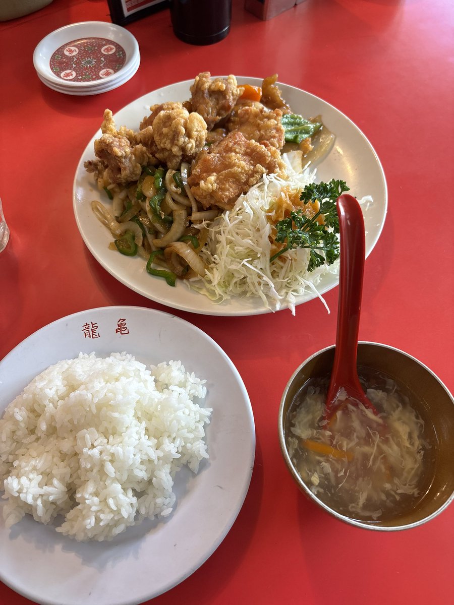 ashmaze_dbd's tweet photo. お昼ごはん🍚
龍亀さんで唐揚げと酢豚と玉ねぎと豚肉の炒め物、ボリュームすごくてめっちゃ美味しかった😊 https://t.co/0CyCePsLXW