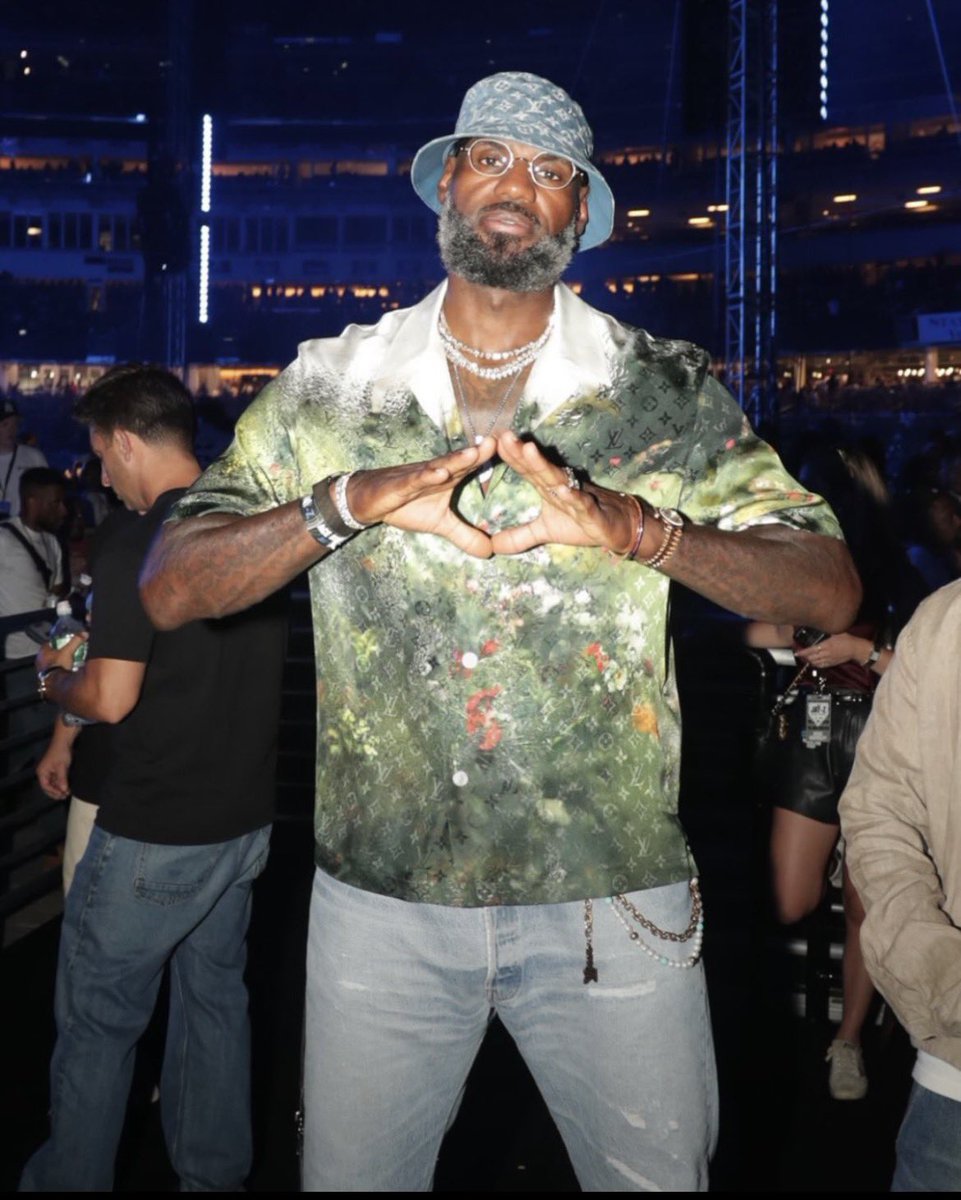 TheRocSupremacy's tweet photo. Roc Boy LeBron James

JAY-Z x Yankees Stadium 7.10.26 https://t.co/rix7UAT87S