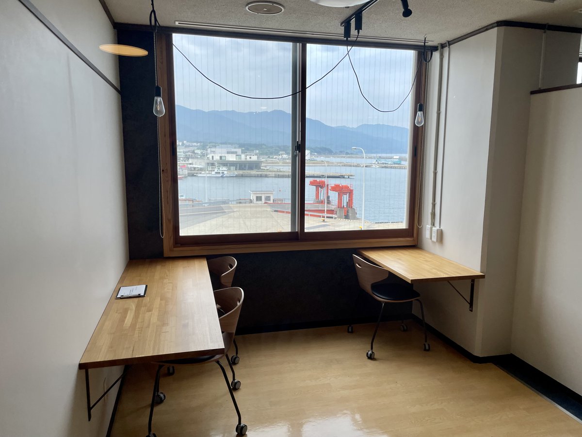 SadoPortlounge's tweet photo. 【シェアオフィス空室が出ました📢】
空室：ROOM E
月額利用料：66,000円（税込）／月
お申し込みやご質問は、SADO PORT LOUNGE公式LINEよりお気軽にお問い合わせください🌟 https://t.co/LVQNwBaI5l