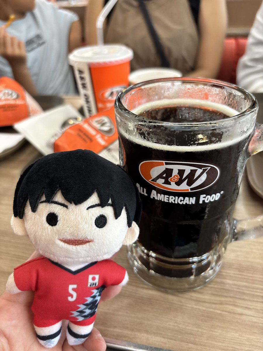 Buritani162cm's tweet photo. 乗るはずだった飛行機の時間だけどA&amp;W😁 https://t.co/8qwqh8iowd