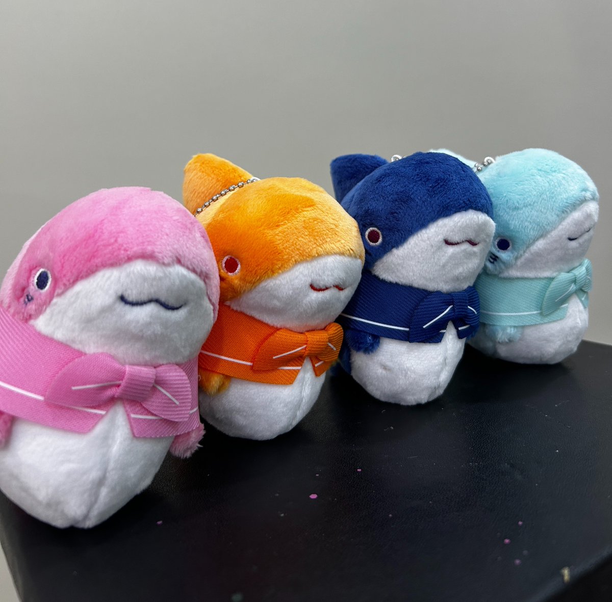 kozame_ten's tweet photo. 子ザメ展制作中....

本展ではいろいろな姿の子ザメちゃんがたくさん登場。
「HAPPY SHARKS」をモチーフにした
オリジナルぬいぐるみを展示予定です✨

色とりどりのしあわせなさめたちを
会場で見つけてみてくださいね👀

＃おでかけ子ザメ展 https://t.co/EkREnPPXdF