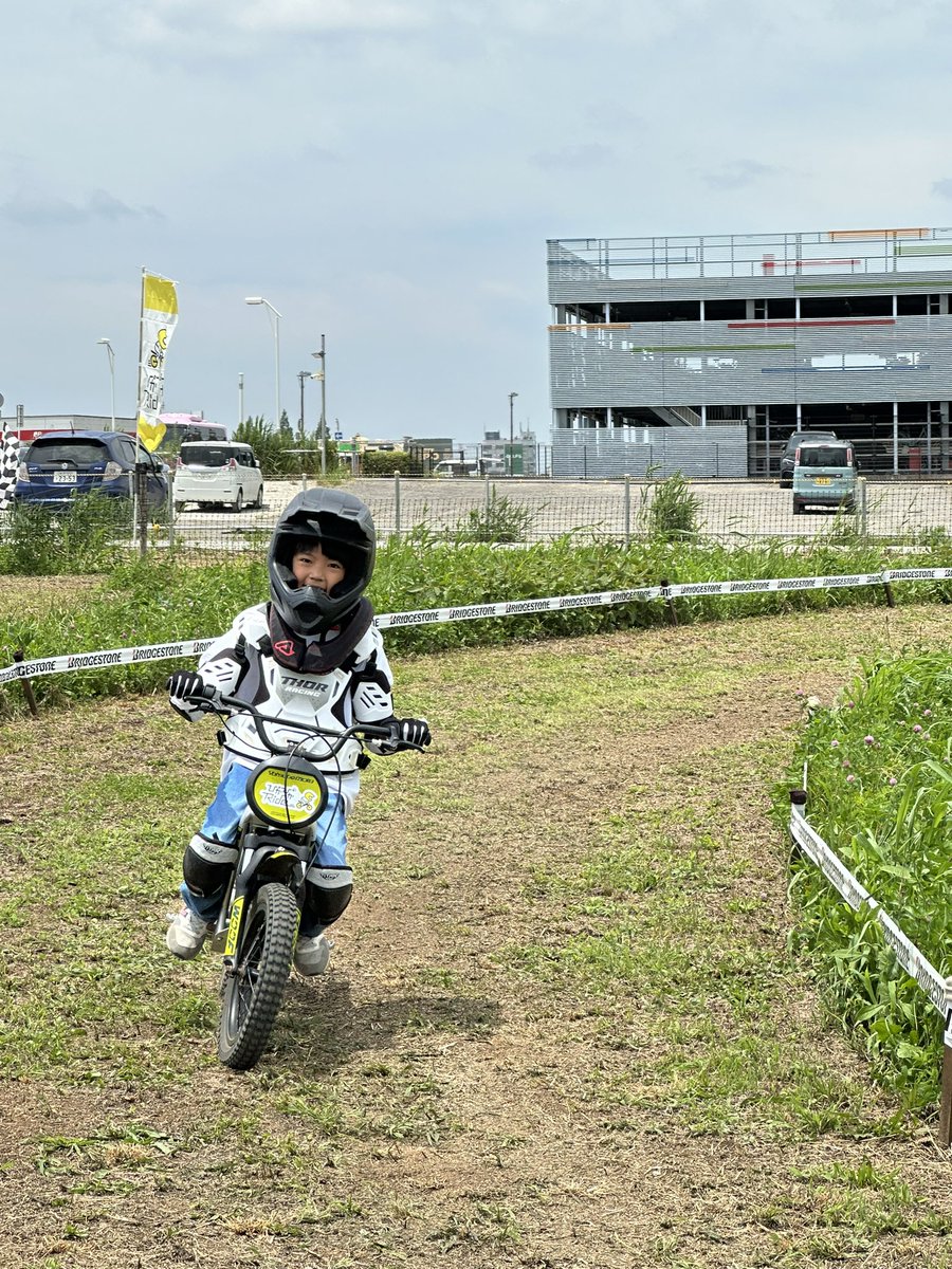 pikapika_ride's tweet photo. 駅前コースのお昼休み☀️

午前中お子様達にたくさん乗ってもらって、走り回った電動バイクを、太陽の力でチャージ🔋🏍️

「お日様の力で、みんなを笑顔に」
ぴかぴかRideの“ぴかぴか”を実践できる１日です😊
穏やかな風にも感謝✨

午後も始まってまーす🏍️💨

#ぴかぴかRide #EcoFlow #電動バイク https://t.co/Haz9oi9aqP