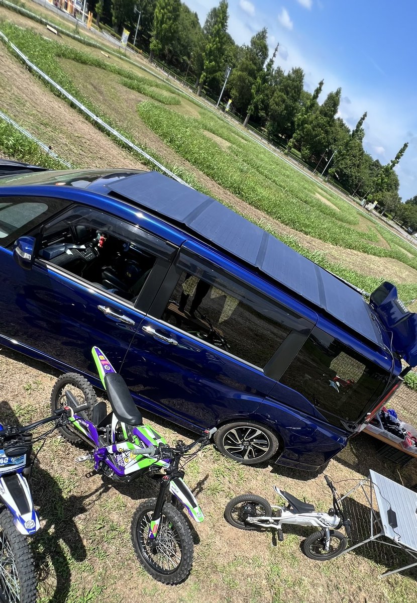 pikapika_ride's tweet photo. 駅前コースのお昼休み☀️

午前中お子様達にたくさん乗ってもらって、走り回った電動バイクを、太陽の力でチャージ🔋🏍️

「お日様の力で、みんなを笑顔に」
ぴかぴかRideの“ぴかぴか”を実践できる１日です😊
穏やかな風にも感謝✨

午後も始まってまーす🏍️💨

#ぴかぴかRide #EcoFlow #電動バイク https://t.co/Haz9oi9aqP