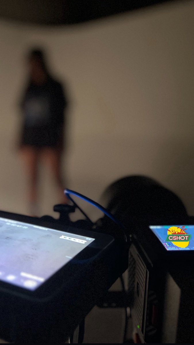 cshot's tweet photo. 🌙 @cshot 📸Guess Who?
📍 @houseofartatl
🪡 @priveapparel
🔥“S H O T T A don’t miss” don’t trip my aperture focus is on the RED🎥& monitor that’s what’s important lighting is right but gonna RGB the Cyc Wall🤩guess my SS & ISO?
•
#cshot #foreverfly #photography #houseofartatl https://t.co/9dNTz1gX6K
