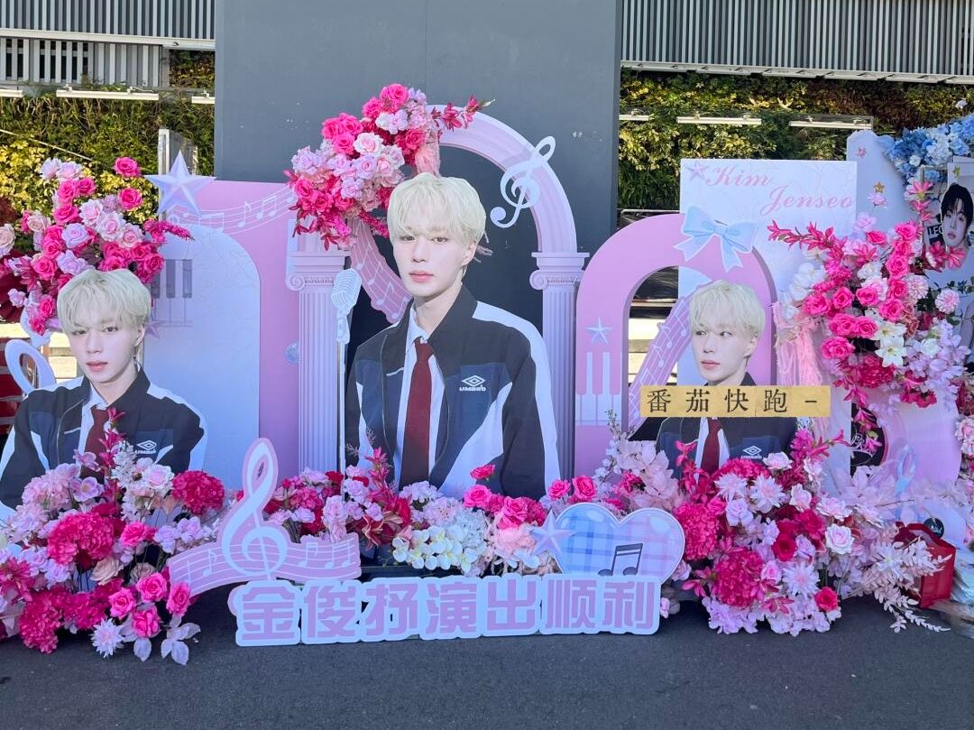nangmanzzz's tweet photo. ALD1 flower wall at hongkong fancon https://t.co/1PcwmuU84H