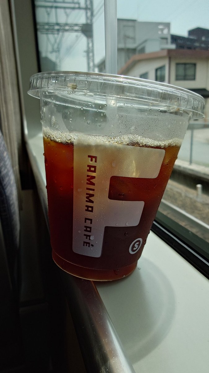 youichan1009's tweet photo. 今週末もお出かけしてます。#近鉄特急ニューエース #ファミマカフェ #アイスコーヒー #kintetsulimitedexpressnewace #famimacafe #icedcoffee https://t.co/mOJPQTqDxY
