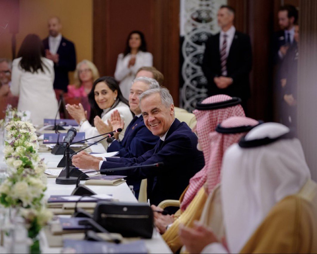 DropSiteNews's tweet photo. 🇨🇦 🇸🇦 Canadian Prime Minister Mark Carney visited Saudi Arabia on the first trip by a Canadian leader in 25 years, signing 13 new commercial agreements and MOUs worth over $1 billion, to expand cooperation in energy, critical minerals, and artificial intelligence.

Carney also said Canada would no longer “lecture countries from afar,” on human rights, marking a significant shift from Justin Trudeau’s approach, which led to a diplomatic rupture with Riyadh in 2018.