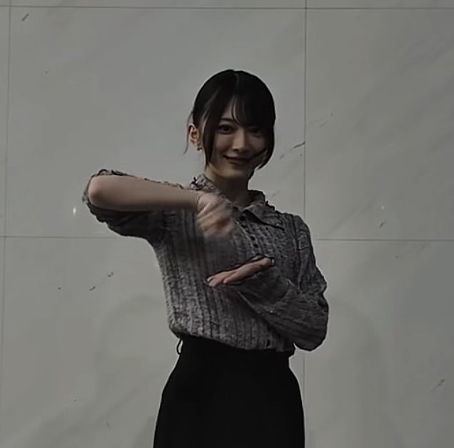 kitsune_46's tweet photo. ひかるちゃんって絶対腕まくりして踊るけど最終的に片腕だけ袖ずり落ちてきてるの可愛さ倍増してる https://t.co/FrjWG08nxS