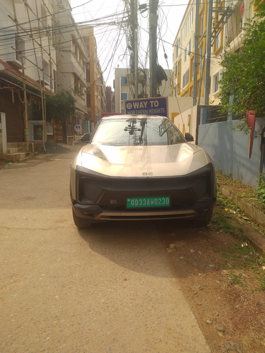 bibekswain's tweet photo. An EV parked for over 2 days at the critical T-Point connecting Northern https://t.co/irOpp0phff is obstructing visibility at a blind turn,causing inconvenience to all commutants of posing a serious accident risk,remove the vehicle immediately for public safety.@bmcbbsr @dcpbbsr https://t.co/QzUuZHOYPD
