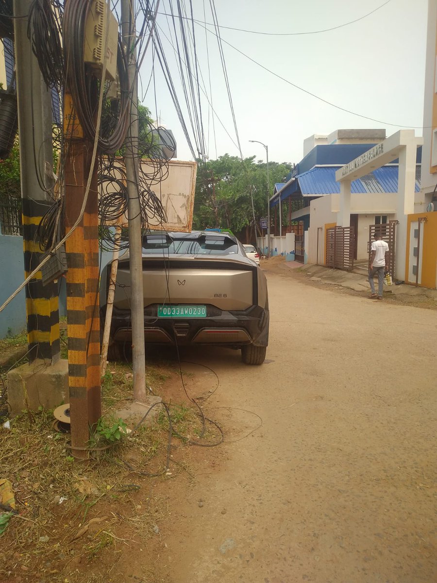bibekswain's tweet photo. An EV parked for over 2 days at the critical T-Point connecting Northern https://t.co/irOpp0phff is obstructing visibility at a blind turn,causing inconvenience to all commutants of posing a serious accident risk,remove the vehicle immediately for public safety.@bmcbbsr @dcpbbsr https://t.co/QzUuZHOYPD