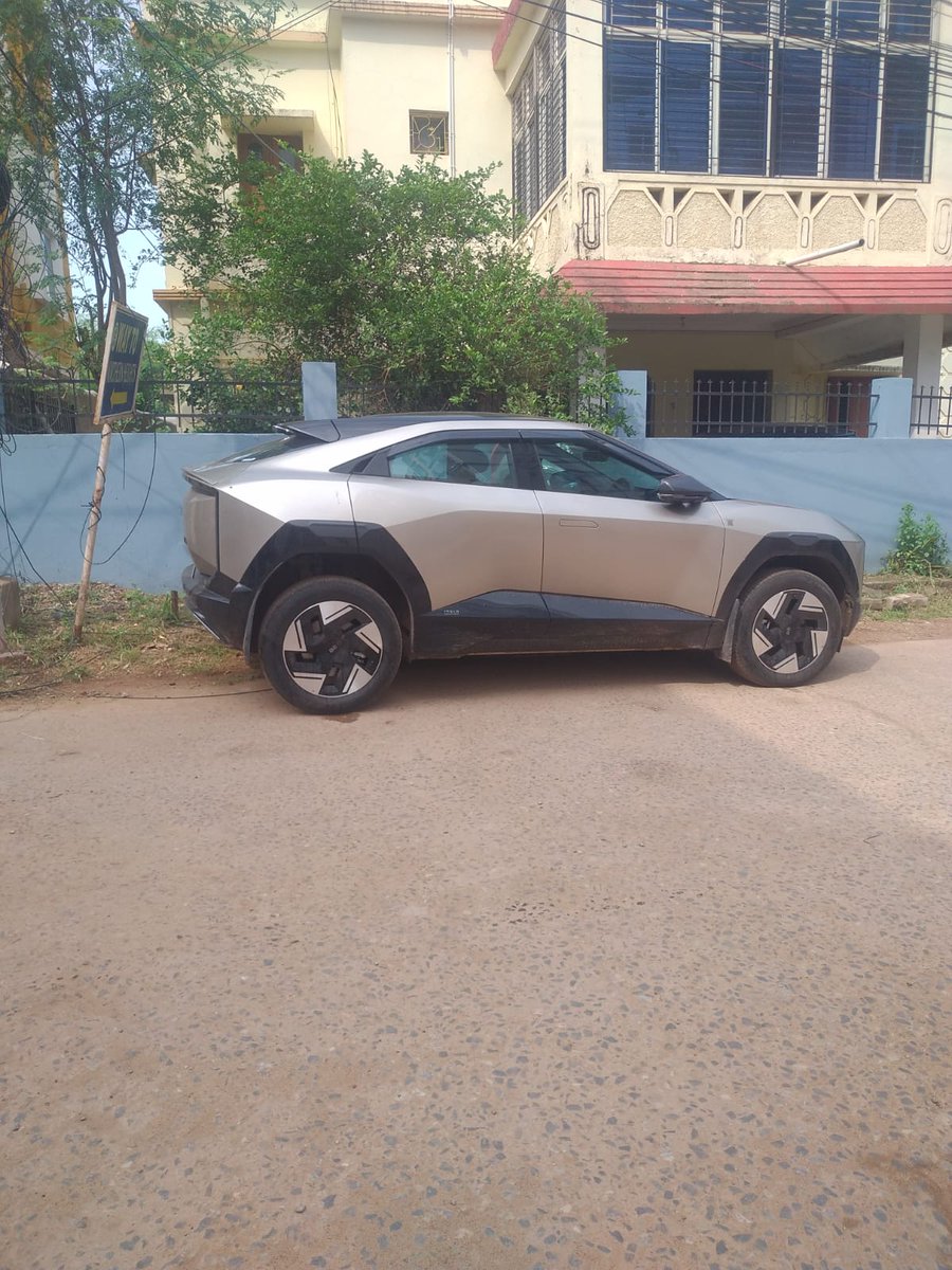 bibekswain's tweet photo. An EV parked for over 2 days at the critical T-Point connecting Northern https://t.co/irOpp0phff is obstructing visibility at a blind turn,causing inconvenience to all commutants of posing a serious accident risk,remove the vehicle immediately for public safety.@bmcbbsr @dcpbbsr https://t.co/QzUuZHOYPD