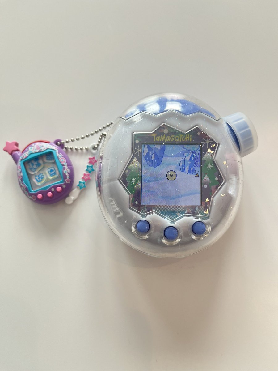 lovemeyr's tweet photo. たまパラ　ホワイトグレイシア届いた！透明のキラキラアクリルケースにしたので付属のケースはまだ使いません！
どうやったらぎんちゃんに育つのかしら？
#たまごっちパラダイス https://t.co/CB6AvkNWx6