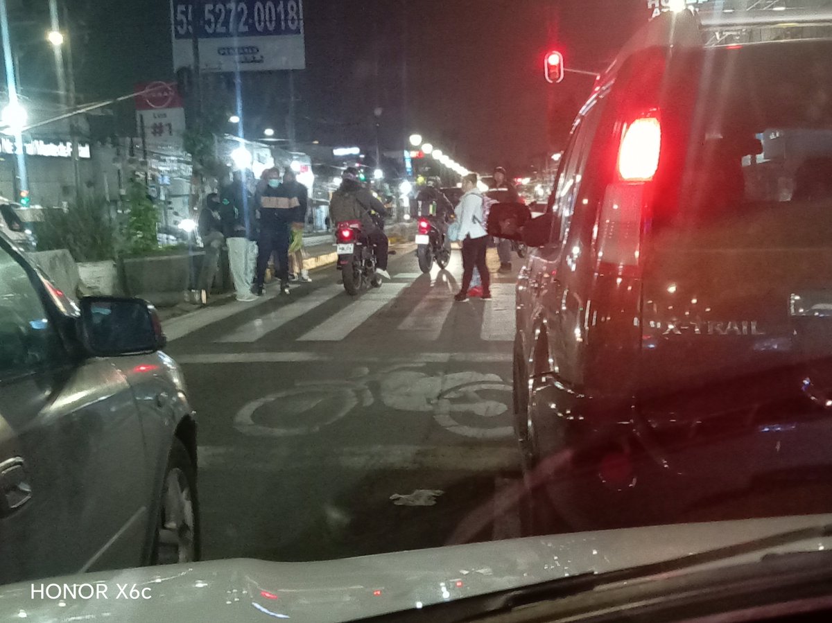 viicTo0or's tweet photo. @ALEIDAALAVEZ @SSC_CDMX manifestantes en Av Ermita y Av Tláhuac, más de una hora y los policías parecen que están en la hora de recreo, platicando y nada más viendo https://t.co/NmhYgWm15r