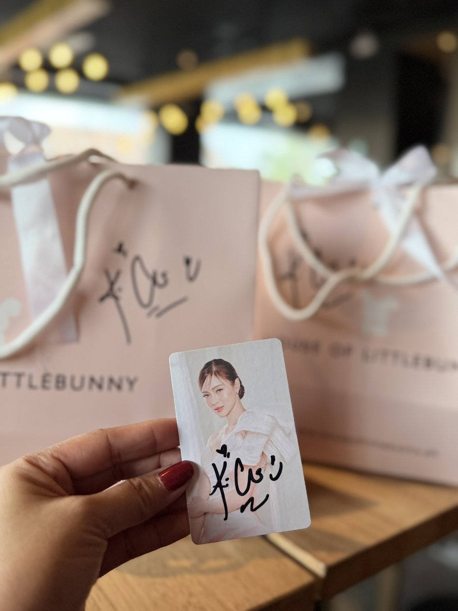 loracqueen's tweet photo. Signed with love. Thank you, my 2024 Outstanding Asian Star @prinsesachinita 🫶🏻✨ fightingggg! https://t.co/8EONRHbLIz
