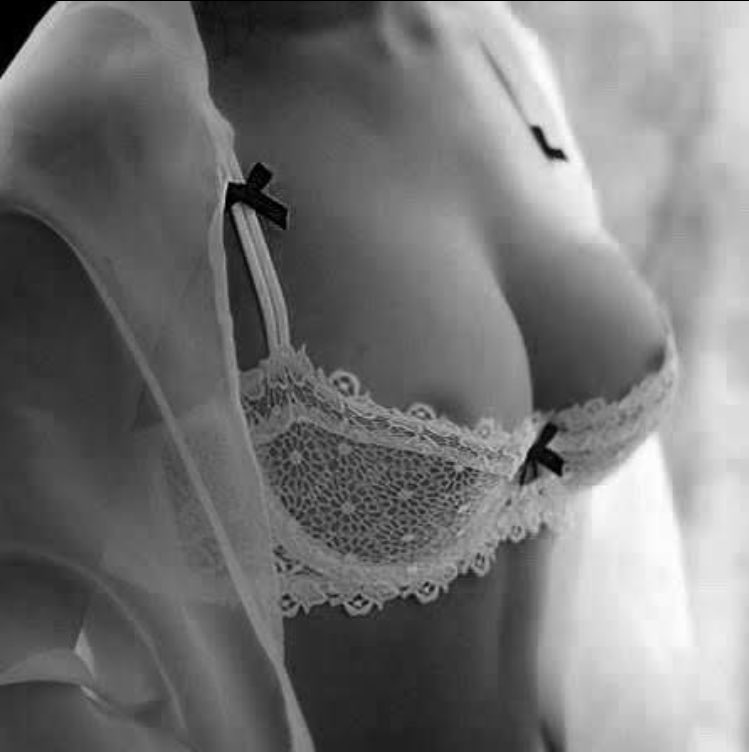 FleurangeDesir's tweet photo. Vivre en dentelle 🤍🖤 https://t.co/6vzb7iF7d4