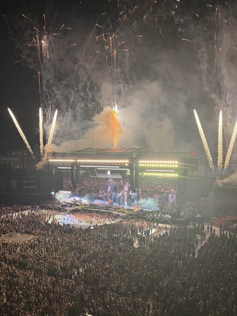 Eleanor1597889's tweet photo. Best night ever (even tho he did not play we go way back) https://t.co/I4SCKyWkka