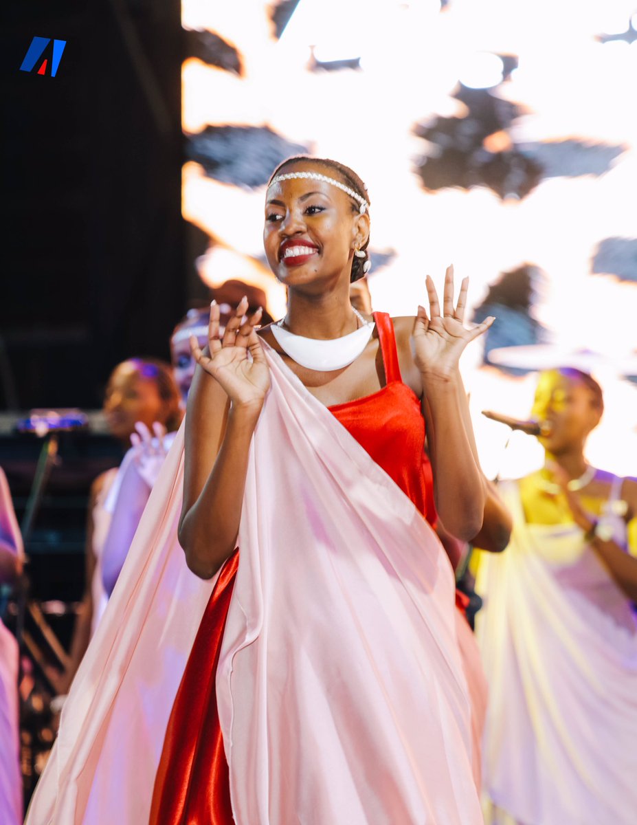 akezanet's tweet photo. 🔴 😍[ 𝗡𝗞𝗨𝗠𝗕𝗨𝗭𝗔 ] : Ni igiteramo ndangakaranga kije kitwibutsa ko Abarundikazi ari beza, kandi bafise imico myiza.👏💯

Muri ico giteramo caraye kibereye ahitwa kuri Arena Club, hagati mu gisagara ca Bujumbura, abakunzi b’umurwi ndangakaranga Abagumyabanga, barashoboye kwibonera ingene Abarundikazi bavyina neza, ingene bazi gutamba, bagatarika, bakigera hejuru, bamwe bavuna ihunja abandi bavuna isambwe, mu kanyamuneza ntangere.

🔹Ico giteramo cerekanye kandi ko, imvyino n’intambo z’ikirundi ziriko ziraterimbere cane, aho imirwi itandukanye nk’ABAGUMYABANGA yikokora igashiramwo uburyo haba mu myambaro, inyigisho, ubuhinga, eka mbere no kwagura imbibe mu bijanye n’ibiteramo.

📌Ariko hambavu y’ivyo vyose, ni igiteramo cibukije ko umuntu wese w’umurundi ahari, yokwitwararika kugira umutima w’urukundo, kunywana hamwe rero no gusangira n’abandi mu mahoro n’umunezero.

Wewe ni igiki ukundira umurwi ndangakaranga « ABAGUMYABANGA » ?

#lesbeautesdecheznous #akezanet #NKUMBUZA #ASSABA #IvyizaVyIwacu  #Biturange #Burundi